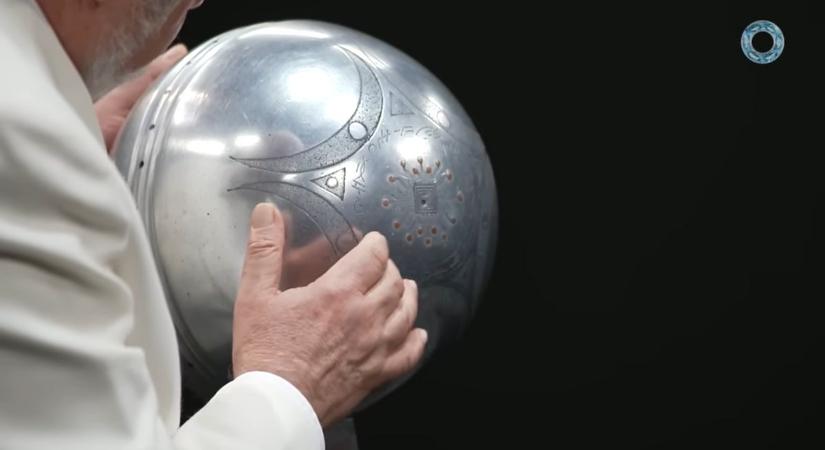 Baljós üzenetet küldött a tudós az emberiségnek, miután furcsa felirattal borított UFO-t találtak