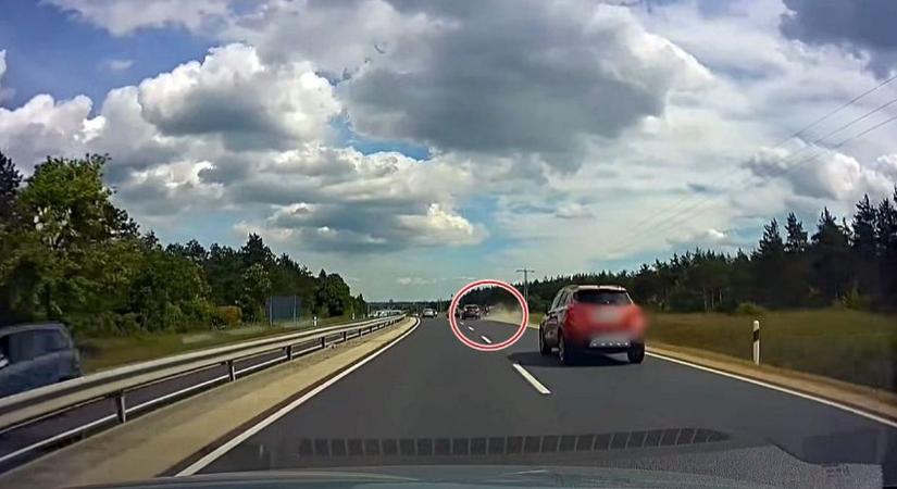 Életveszélyes manőver a 8-as főúton: az úttestet is elhagyta a jobbról előző motoros - videó