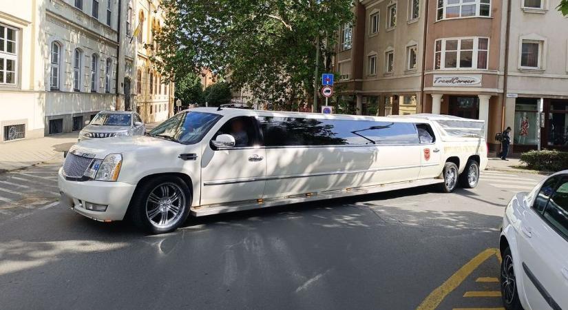 Az biztos, hogy ilyen extrém autót még nem látott - így gördült végig a dunántúli városban a luxuslimuzin