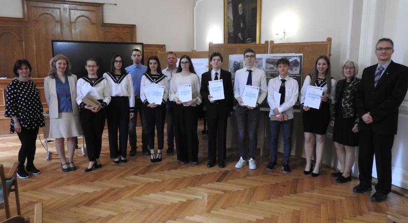 Országosan is egyedülálló sikert ért el kiskunhalasi gimnázium diákjainak kutatása