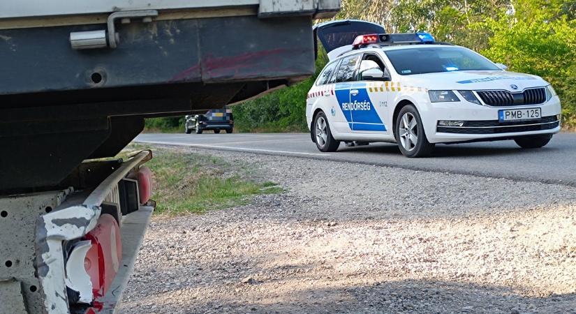 Durva vége lett az előzésnek, friss fotókon mutatjuk a motorbaleset helyszínét