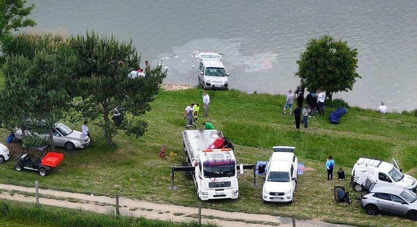 Riadalom a horgászversenyen: belegurult a tóba és elsüllyedt az autó, búvárok hozták fel