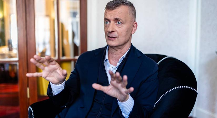 Élő közvetítés buktatta le Kubatovot – szőke fotóssal csókolózott a lelátón