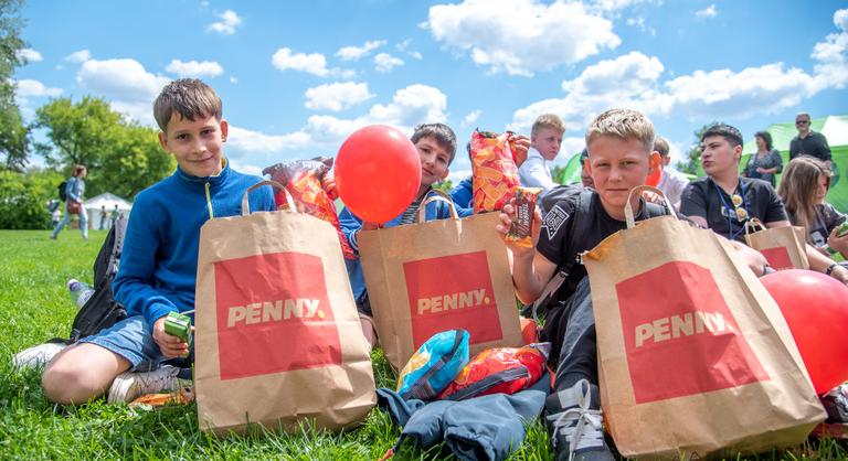 Többmilliós adománnyal segítette a rászoruló gyerekeket a PENNY