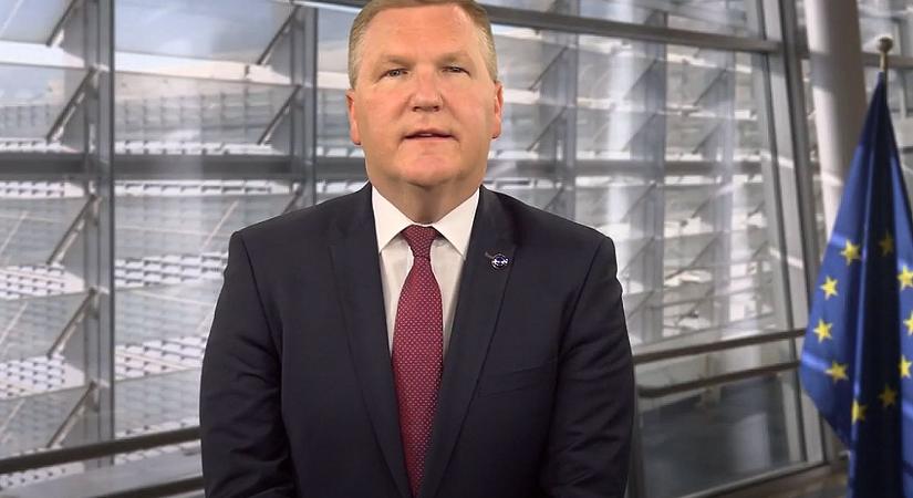 Az ír uniós biztos tovább hergelődik a budapesti Pride mellett
