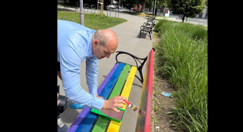 Végtelen történet: ezúttal a második kerületben festettek le egy LMBTQ színekben pompázó padot