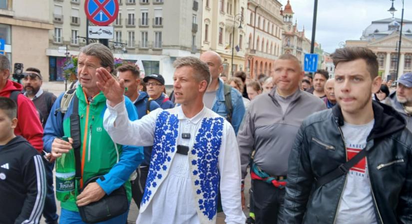 Egy Tiborcz Istvánhoz köthető cég dolgozói lehettek a Magyar Péter nagyváradi rendezvényét megzavaró ellentüntetők
