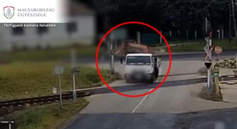 Videón az akciófilmbe illő jelenet - Daruval tarolta le a vasúti átjárót a 70 éves sofőr