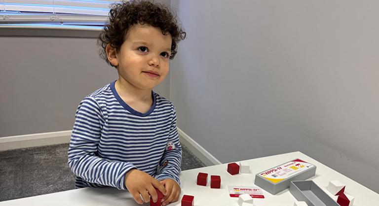 Egy kétéves kisfiú lett a legfiatalabb Mensa-tag, magas IQ-jával mindenkit megdöbbentett