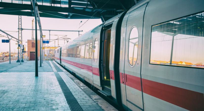 Tűzoltók szabadították ki a férfit, aki a fülhallgatóját keresve beszorult az ülés karfája alá egy vonaton
