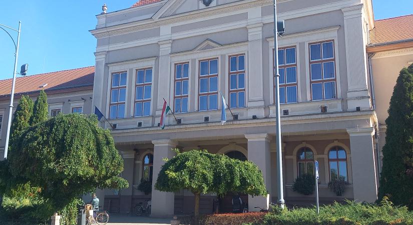 Zöld fű, zavaros közbeszerzések? Feszültségek Hajdúböszörményben