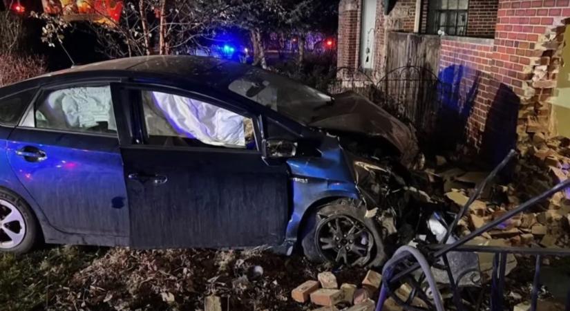 Tizenhat hónap alatt ötször rohant autó egy denveri család házának