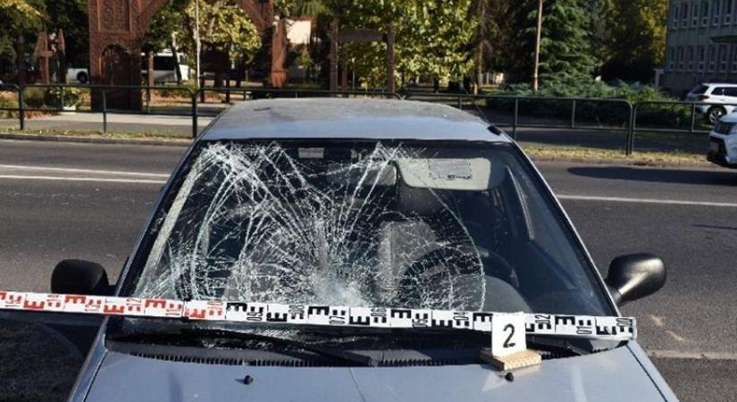 Kalapáccsal, fényes nappal, a forgalomban támadt az autóra
