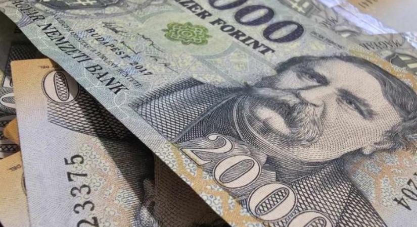 Tízmilliókkal verte át ismerőseit egy debreceni nő