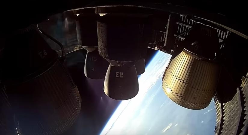 "Elvesztettük az irányítását" - Elon Musk űrhajója túlélte a kilencedik kilövését, de felrobbant a landolása előtt - videó