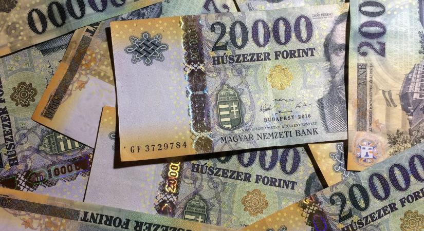 Két cipősdobozból fizetett ki 65 millió forintot a NAV épületében