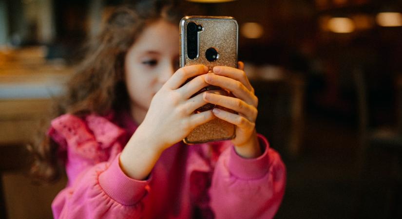 Súlyos korlátozás jöhet: 18 éves kor alatt betilthatják a közösségi média használatát