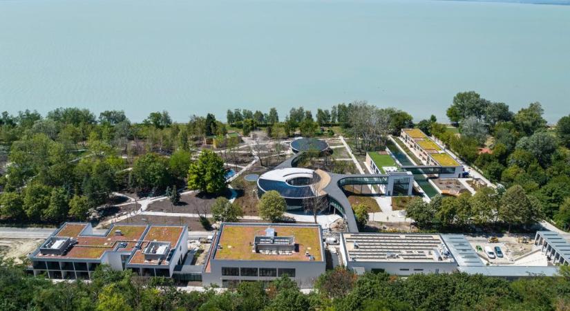 Eladja az MNB a balatonakarattyai konferenciaközpontját, ahova még a Balatont is bevezették