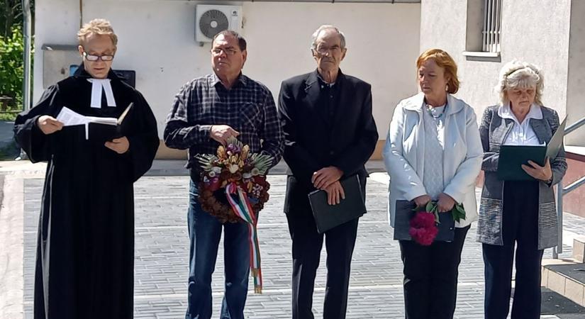 Fejet hajtottak az áldozatok előtt