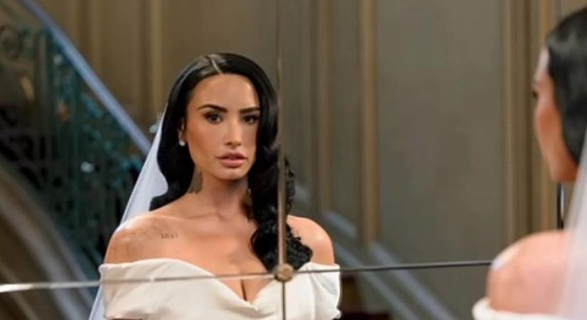 Mint egy látomás: lenyűgözően nézett ki menyasszonyi ruhájában Demi Lovato