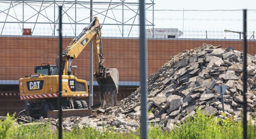 Valami készül: nagyon nagy a mozgolódás az elhagyatott Tesco épületénél