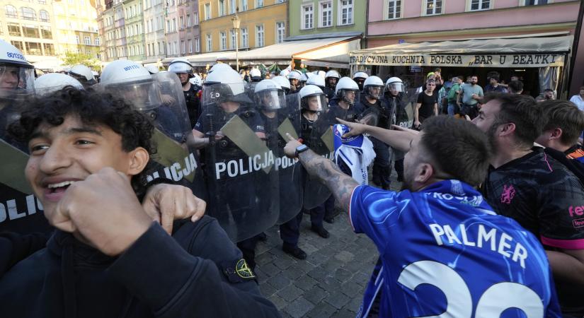Törtek a kirakatok, röpködtek a székek és a petárdák: pokoli cirkuszt rendeztek a szurkolók a Konferencia-liga-döntő előtt – videó