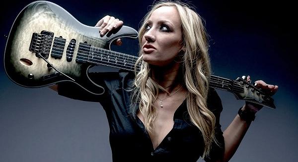 75 napos kemény edzéstervet teljesített Nita Strauss (fotó)