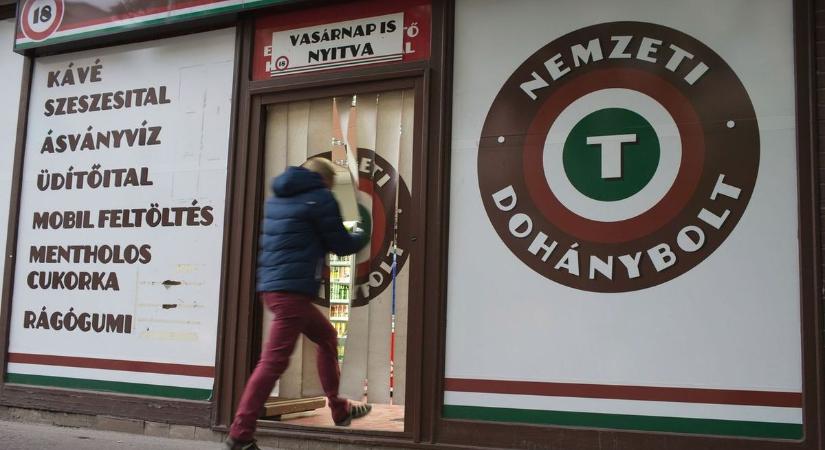 Kést rántva támadt egy férfi a dohánybolt eladójára