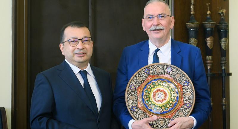 Üzbég kapcsolatokat épít a Debreceni Egyetem