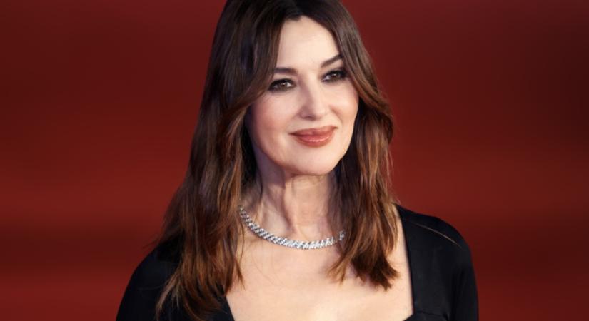 Rajzolni sem lehetne szebbet Monica Bellucci lányainál: a 60 éves színésznő közösen pózolt ritkán látott gyermekeivel - Fotók