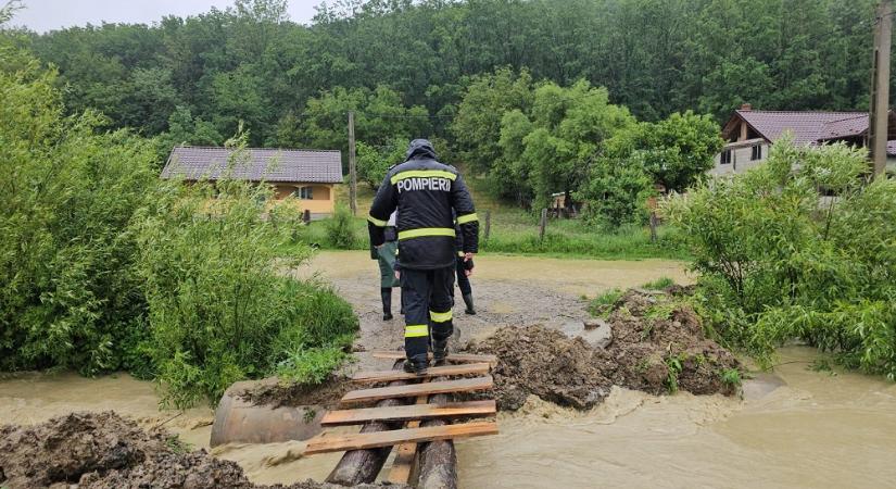 Tizenhat megye több tucat településen okozott károkat az áradás és a vihar