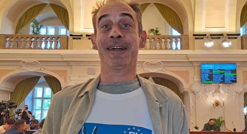 A Fidesz kiosztotta, a Tisza visszadobta, a Kétfarkú Kutya Párt viszont büszkén visel ukrajnás pólót