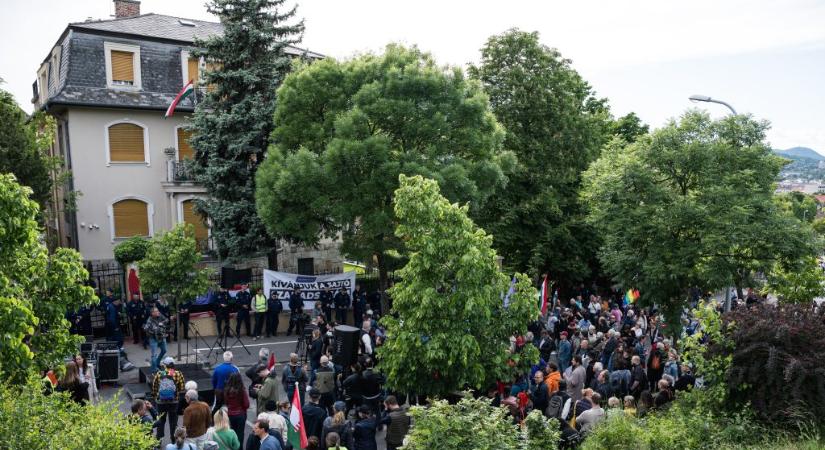 Nem kommentálja a NAV, hogy az „közélet átláthatóságáról” szóló törvény nevében már idén eltérítenék az 1 százalékos felajánlásokat