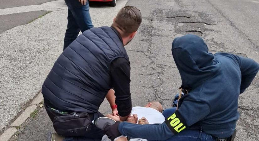 A kocsijából rángatták ki a dílert a rendőrök: a debreceni panel lakói csak bámultak