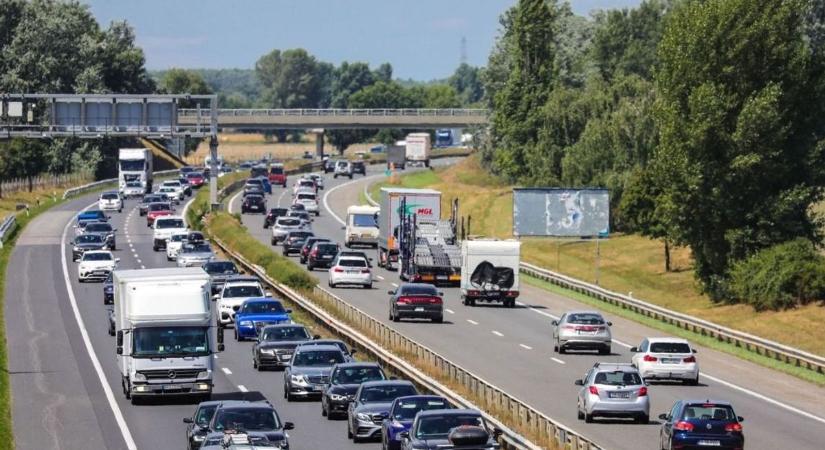 Autószállító tréler és furgon karambolozott az M1-es autópályán - elesett a sztráda