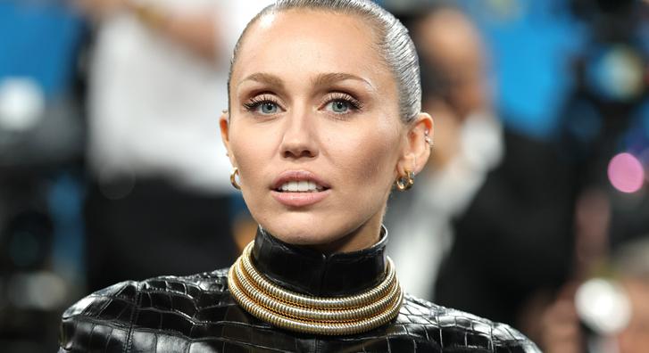 Miley Cyrus merész szettje nem sokat bíz a képzeletre, nadrágnak nehezen lehetne nevezni, amit viselt