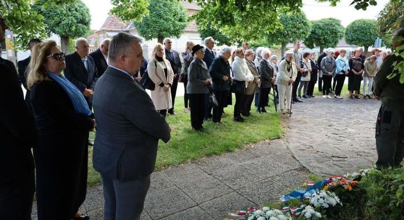 A hősökre emlékeztek – Oroszlányban huszonnyolcadik alkalommal tartottak megemlékezést a Magyar Hősök Napján