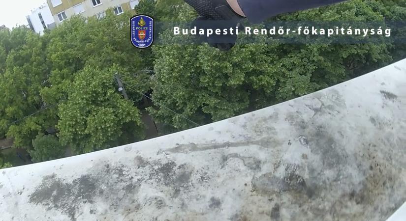 Dráma Angyalföldön: az ablakból rántotta vissza a rendőr az öngyilkosságra készülő lányt – videó