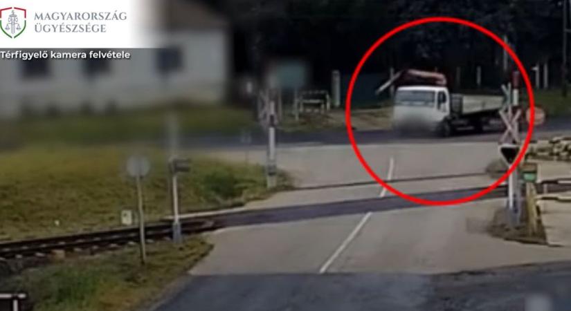 Letarolta a vasúti átjárót a 70 éves sofőr! (videó)