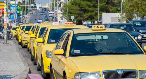 Kétnapos munkabeszüntetést kezdtek Athénban a taxisok