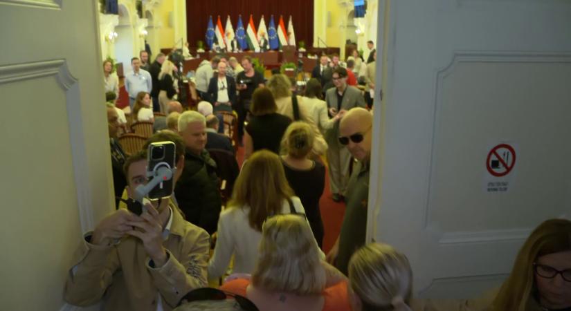 A Tisza Párt EP-képviselője megjelent a Fővárosi Közgyűlésen  videó