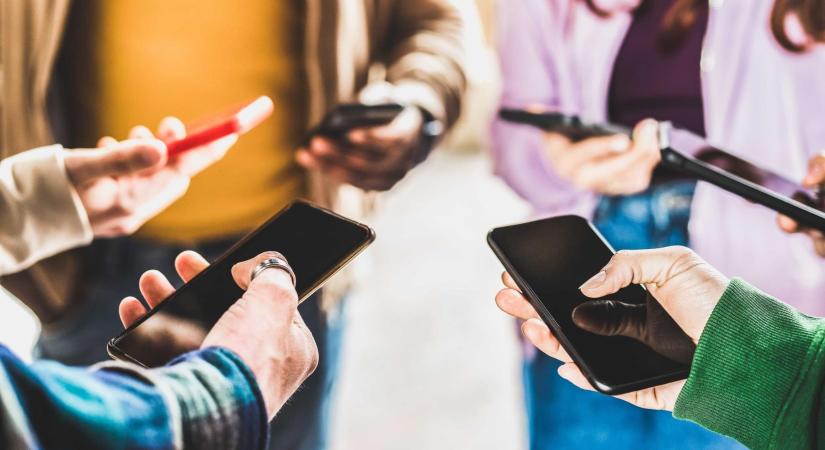 Észtország elutasítja az iskolai telefontilalmat, helyette az MI használatára tanítja a diákokat