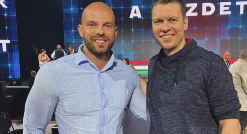 Menczer Tamással fotózkodott egy korábban időseket lehúzó banda feje