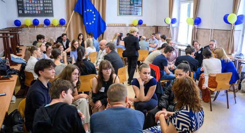 Az esélyegyenlőség volt a téma a Fazekas Gimnázium Európa Napján – fotókkal