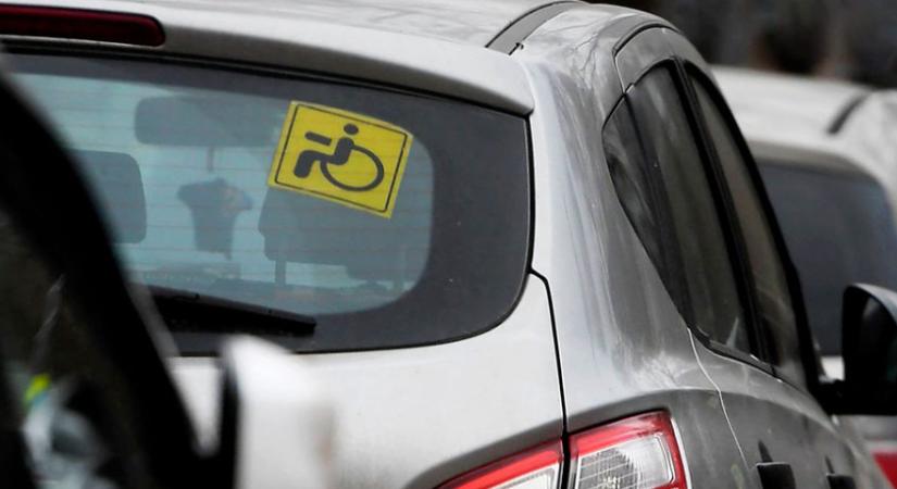 A fogyatékkal élő sofőrök csak akkor élveznek előnyöket, ha QR-kóddal ellátott matricával rendelkeznek