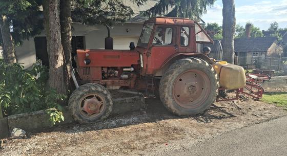 Csavarhúzóval indította a traktort egy zalai férfi, rombolás és kórház lett a vége