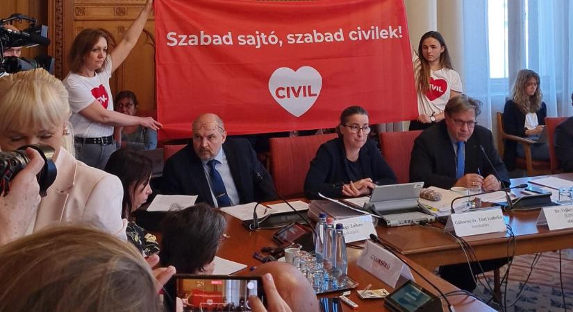 A DK nem hagyta cserben a civileket, segítettek bejutni az Amnestynek az Igazságügyi Bizottság ülésére