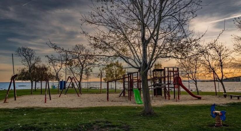 Fejlesztés alatt áll egy Balaton-parti település játszótere