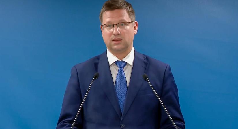 Gulyás Gergely kimondta, hogy a visszamenőleges hatállyal kötelezettséget megállapítani alkotmányosan nem lehet