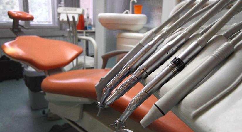 El kellett mennie a debreceni szájsebészetre – őszintén leírta, amit a rendelésen tapasztalt